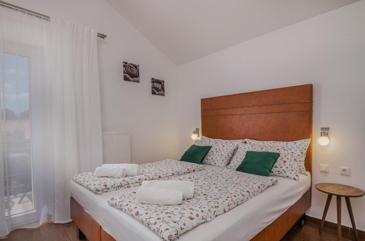Apartment Marina Malinska Buitenkant foto